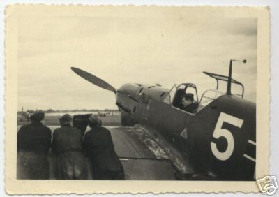 Bf 109 D-1, Deutschland, weisse 5, Die Wartungsklappe zum MG 17 in der Tragfläche ist geöffnet.