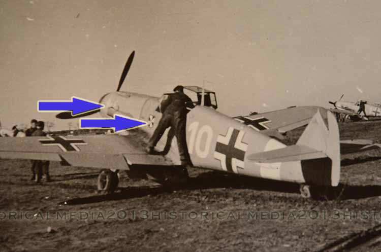 Bf 109 F-4/Trop, Jagdgeschwader 3, II. Gruppe, 4. Staffel, Deutschland, weisse 10, Das Hakenkreuz wurde auf dem Scan weg retuschiert.