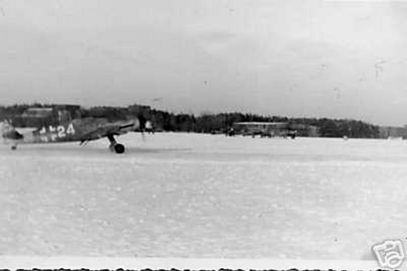 Bf 109 F, Deutschland, weisse 24, Die Version ist,wegen der schlechten Qualität, eine Vermutung. Es könnte auch…