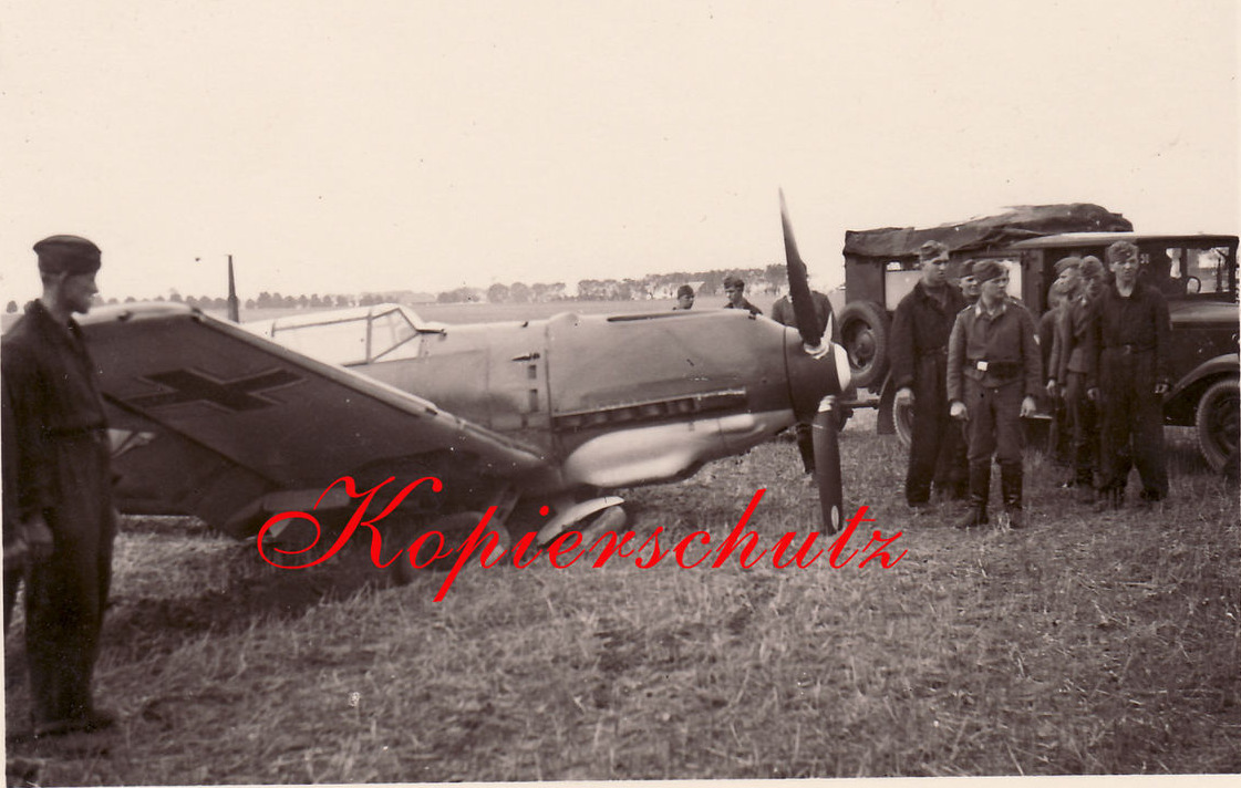 Bf 109 E-1, II. Gruppe, 5. Staffel, Deutschland, rote 3, W.Nr. 3 347, Die Farbe der Kennung ist eine Vermutung, es könnte auch eine "schwarze 3" sein.