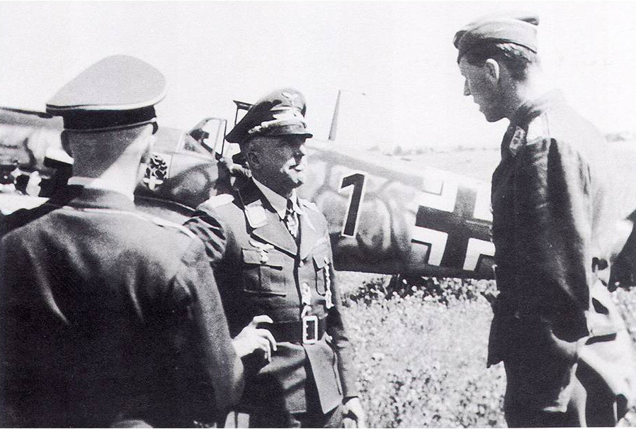 Bf 109 F-2, Jagdgeschwader 54, II. Gruppe, 5. Staffel, Deutschland, schwarze 1, Rechts Major Johannes Trautloft im Gespräch mit Generaloberst Keller, der CO …