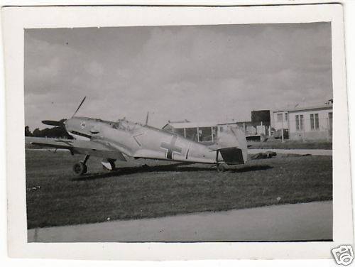 Bf 109 E-3, Lt. Walter Radlick, Jagdgeschwader 53, III. Gruppe, Stab, Deutschland, Winkel, Brest-Lanvéoc (Frankreich), Hier noch ohne das "rote Band der Schande" um die Motorhaube.

Das Hakenkre…