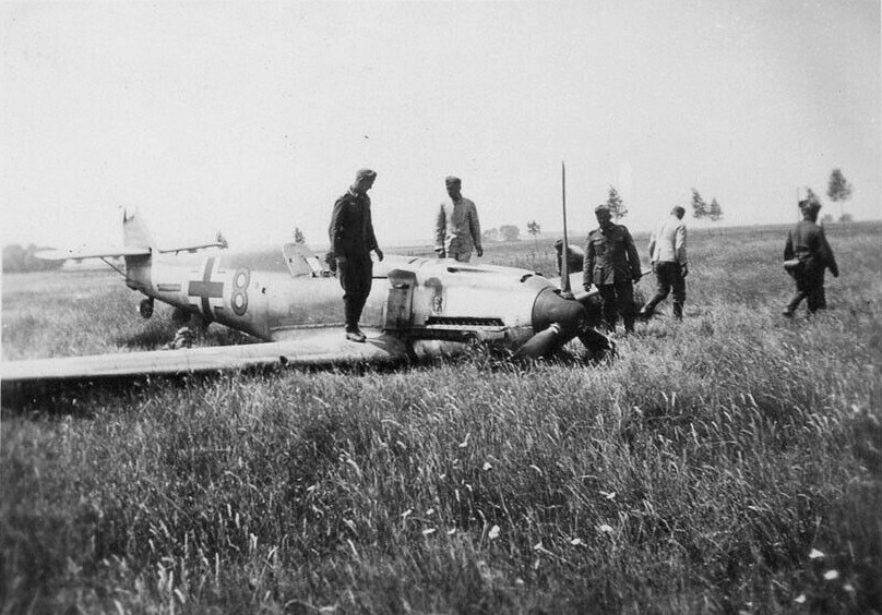 Bf 109 E-1, Jagdgeschwader 27, II. Gruppe, 6. Staffel, Deutschland, gelbe 8, Das Hakenkreuz ist auf dem Foto weg retuschiert.

Siehe auch:
[thumb]5622[…