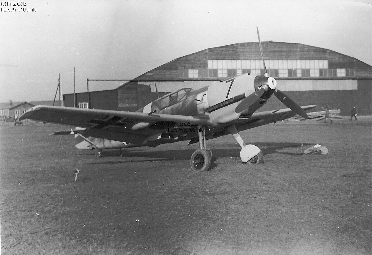 Bf 109 E-3, Fw. Fritz Götz, Jagdgeschwader 27, Ergänzungsstaffel, Deutschland, schwarze 7, Parndorf (Österreich), Beachte das gelbe Rumpfband vor dem Balkenkreuz.