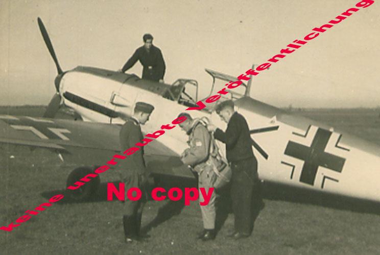 Bf 109 E, I. Gruppe, Stab, Deutschland, Winkel, Der Wart hilft beim Anlagen vom Sitzfallschirm.