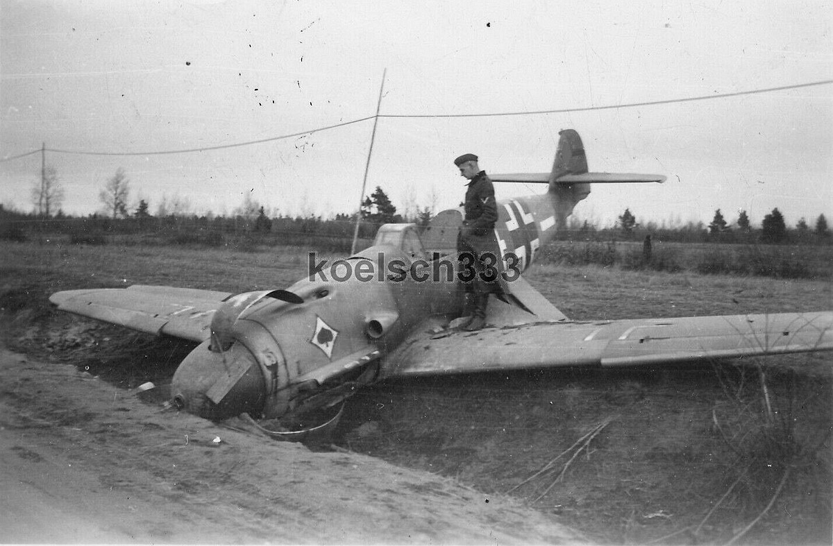Bf 109 F-4, Lt. Fritz Dinger, Jagdgeschwader 53, II. Gruppe, 4. Staffel, Deutschland, weisse 4, W.Nr. 7 187, Szologubowka (Sowjetunion), Der Leutnant Dinger musste am 05.10.1941 nach Feindbeschuss bei Szologubowka …