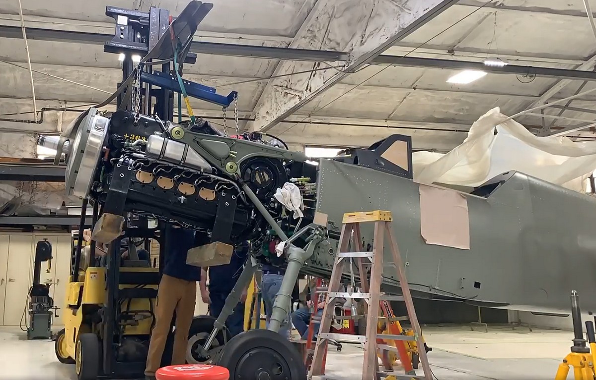 Bf 109 G-6, keine, W.Nr. 410 077, Danville (USA), Montage des DB 605 an der Zelle.