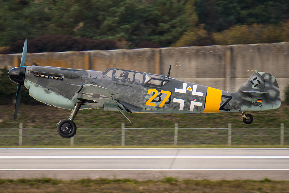 Hispano Aviacion H.A. 1112 M-1-L, Klaus Plasa, Deutschland, gelbe 27, W.Nr. 234, Manching (Deutschland), Landung der Maschine nach der Überführung vom Hangar10 (Usedom).