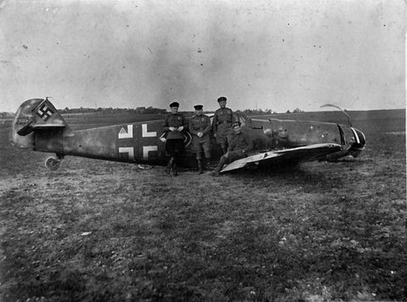 Bf 109 G-6, Deutschland, schwarze 12, Die Maschine wurde von russischen Soldaten erbeutet.

Die Version ist eine …