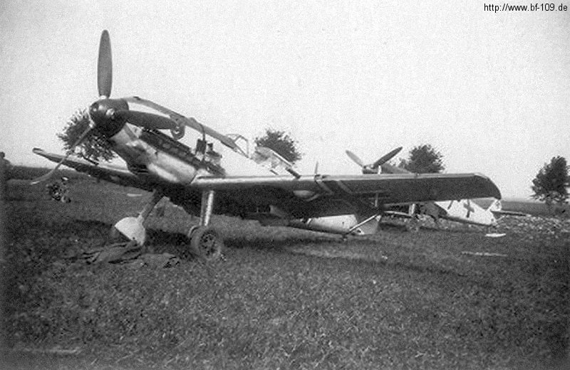 Bf 109 E-3, Jagdgeschwader 21, I. Gruppe, 3. Staffel, Deutschland, Beachte das übergrosse, aber dennoch mit schmalem weissen Einfass versehenen …