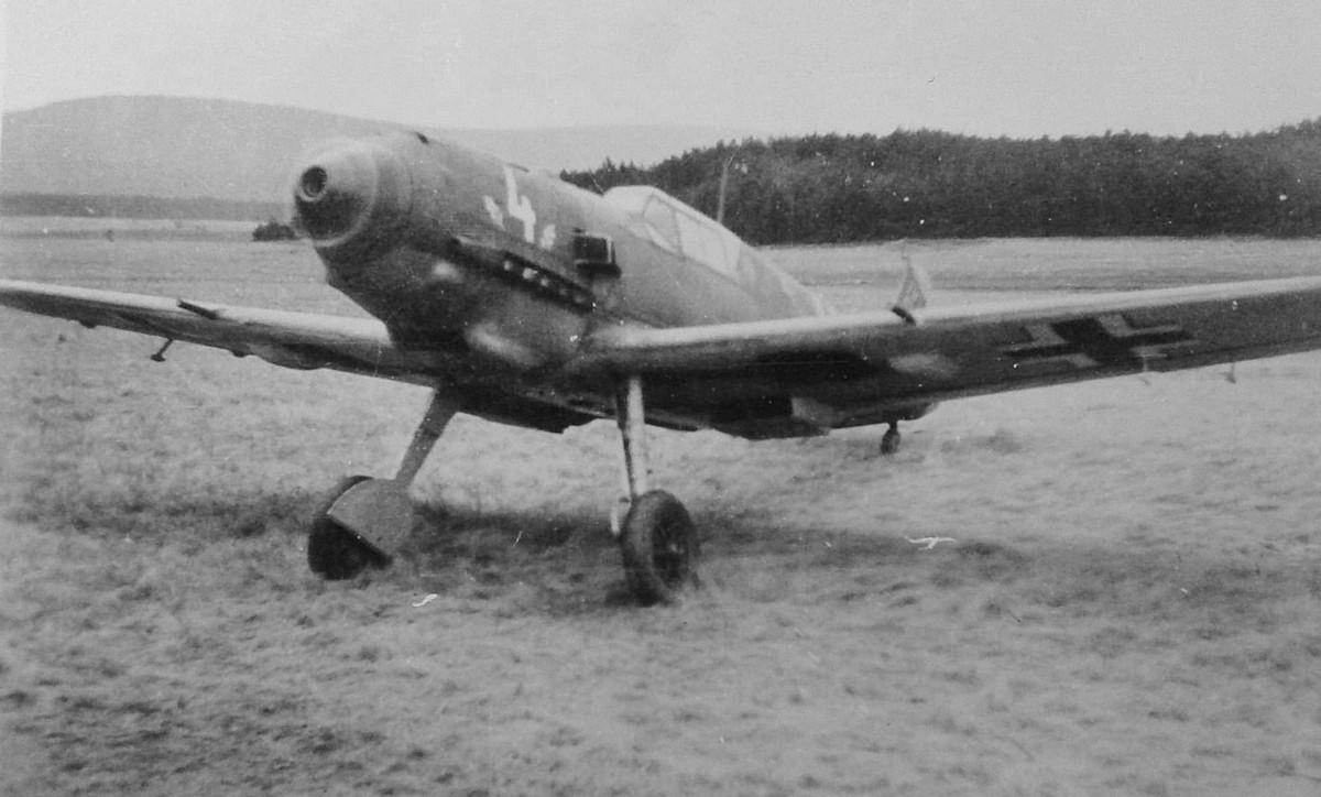 Bf 109 E, Deutschland, weisse 4, Veszprém (Ungarn), Schulung ungarischer Flieger auf der Bf 109 im Herbst 1942 in Veszprem.