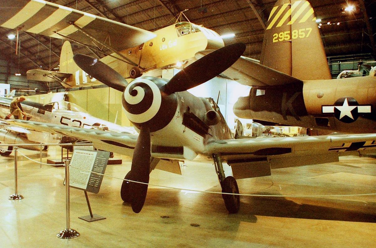 Bf 109 G-6, Deutschland, Doppelwinkel weisse 5, W.Nr. 133, Dayton (USA), Das Foto wurde im USAF Museum in Dayton/Ohio aufgenommen.

Diese ehemalige …