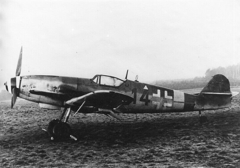 Bf 109 G-10/R6, Jagdgeschwader 301, IV. Gruppe, 14. Staffel, Deutschland, rote 14, W.Nr. 150 748, Gardelegen (Deutschland), Das Hakenkreuz wurde auf dem Scan weg retuschiert.