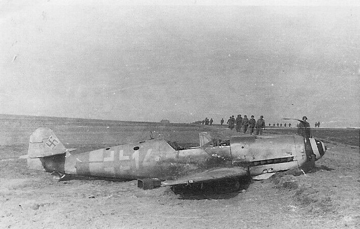 Bf 109 G-10, Jagdgeschwader 301, IV. Gruppe, 13. Staffel, Deutschland, weisse 14, Loburg (Deutschland), Amerikanische Truppen bei einer erbeuteten, bauchgelandeten Maschine. Die Wer…