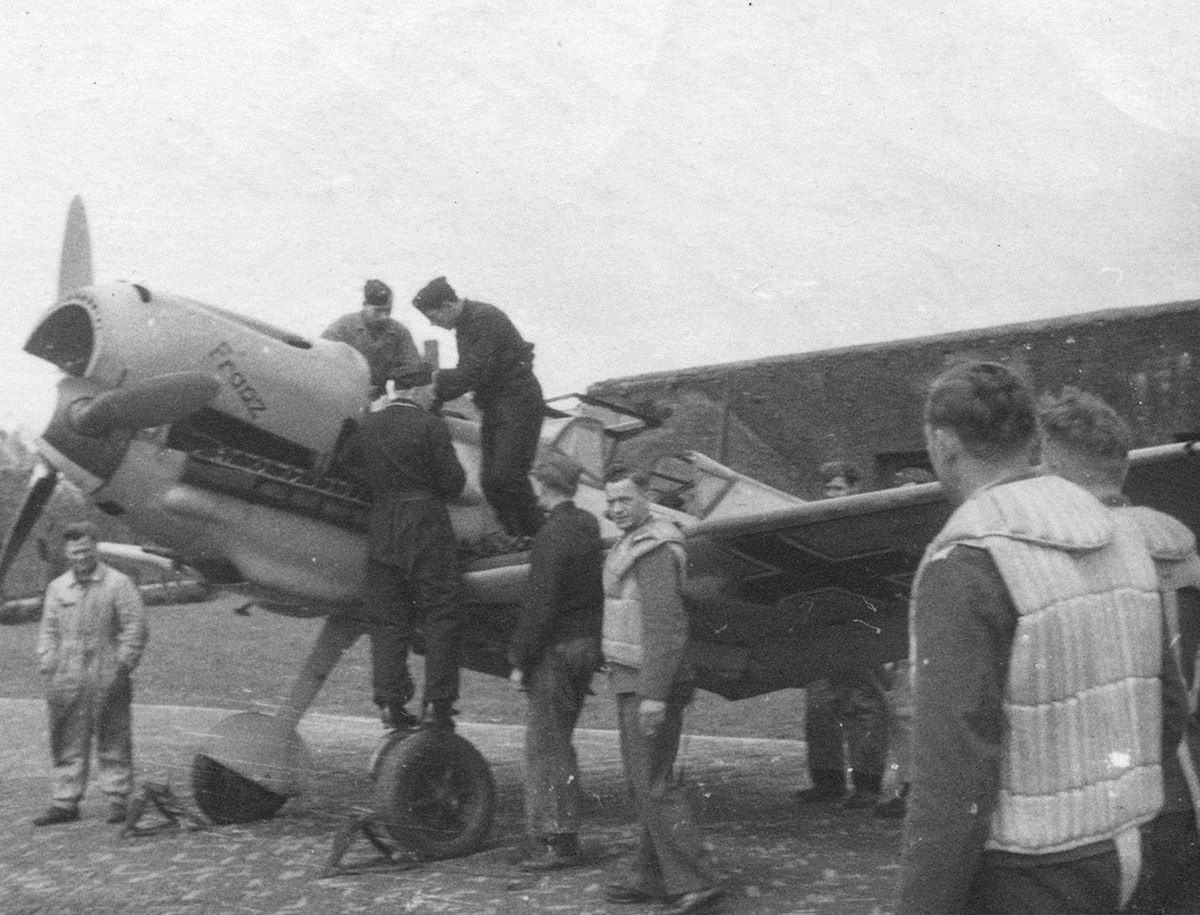 Bf 109 E, Jagdgeschwader 1, Deutschland, Vlissingen (Niederlande), Die Maschine trägt auf der rechten Seite der Motorhaube den Namen "Klaus" und…