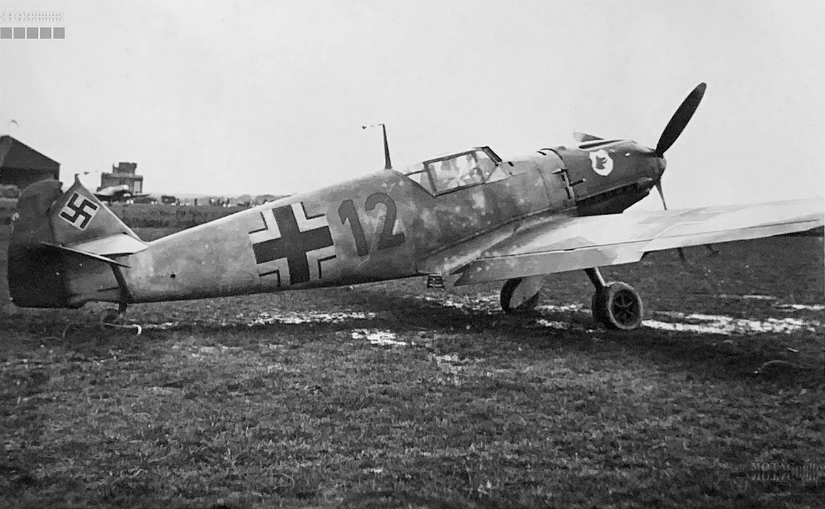 Bf 109 E, Jagdgeschwader 77, III. Gruppe, 9. Staffel, Deutschland, braune 12, Morlaix (Frankreich)
