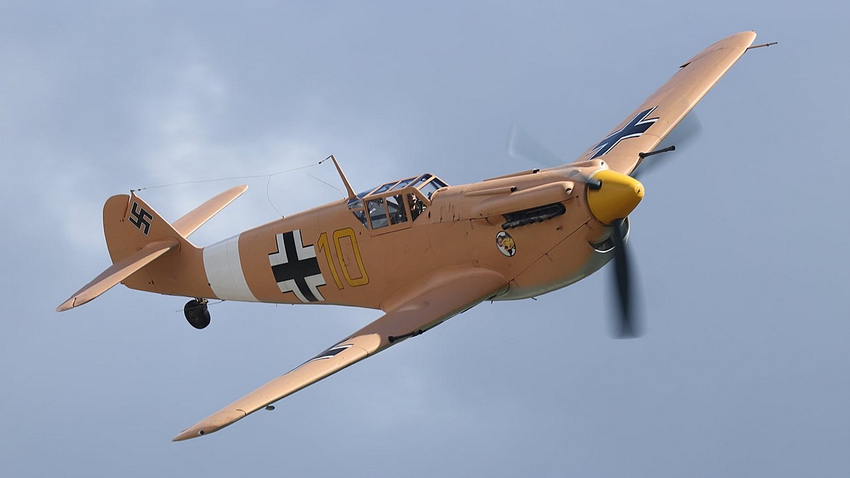 Hispano Aviacion H.A. 1112 M-1-L, Deutschland, gelbe 10, W.Nr. 223, Duxford (England), Anstriche für die Dreharbeiten zu der BBC-Serie "SAS: Rogue Heroes".