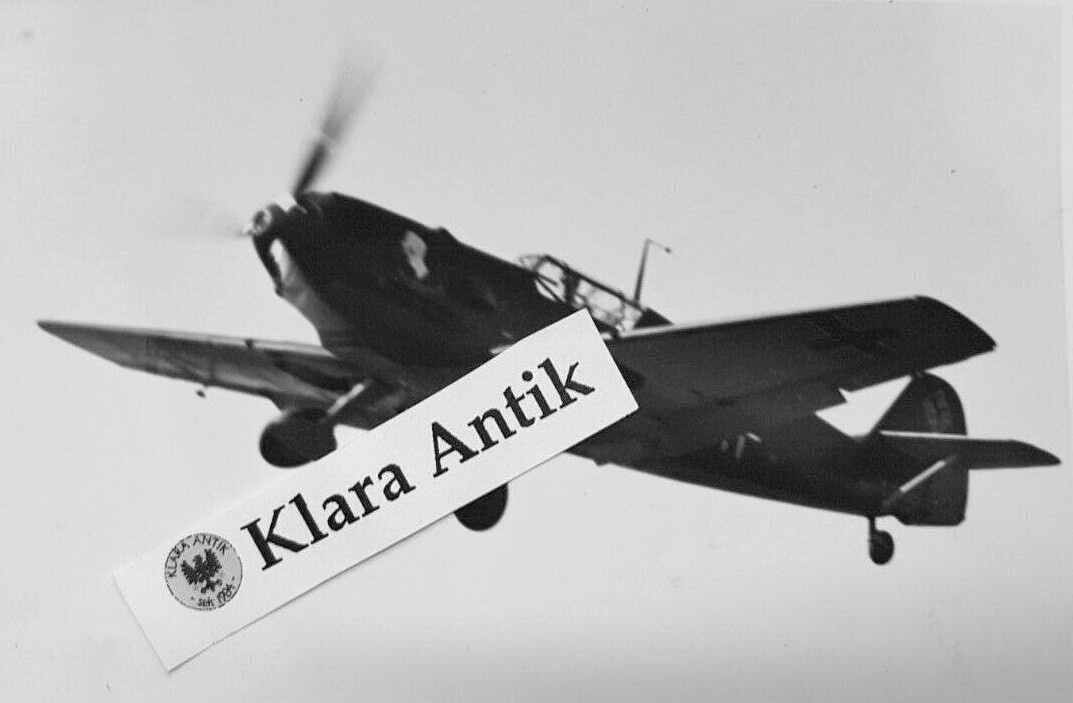 Bf 109 E-1, Lehrgeschwader 2, I. (J) Gruppe, 2. Staffel, Deutschland, schwarze 14, Diese Maschine bekam den Spitznamen "Giftzwerg" auf die Motorhaube gemalt.
D…