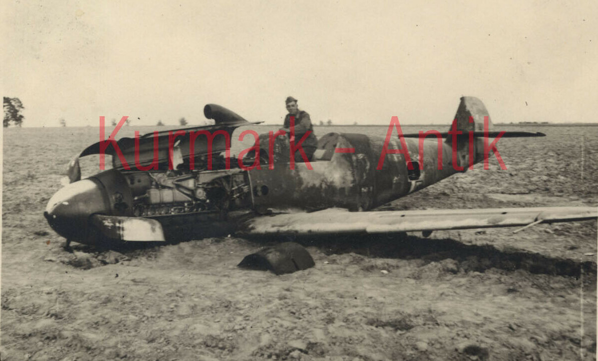 Bf 109 F, Deutschland, weisse 2, Die Kennung könnte auch Gelb sein.
Das Hakenkreuz wurde auf dem Scan weg ret…