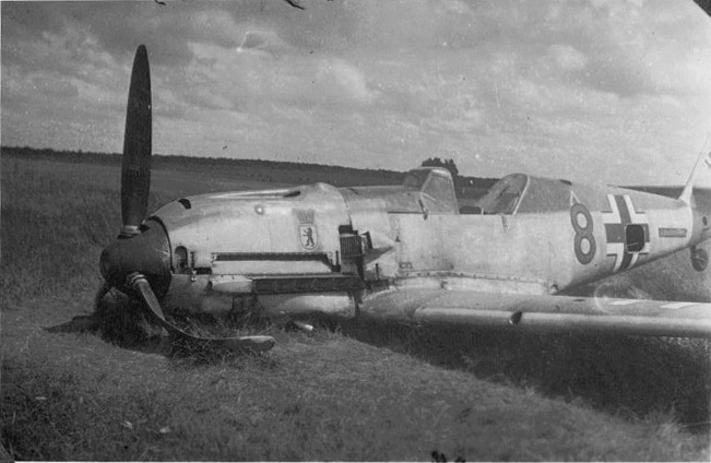 Bf 109 E-1, Jagdgeschwader 27, II. Gruppe, 6. Staffel, Deutschland, gelbe 8, Siehe auch:
[thumb]5622[/thumb]