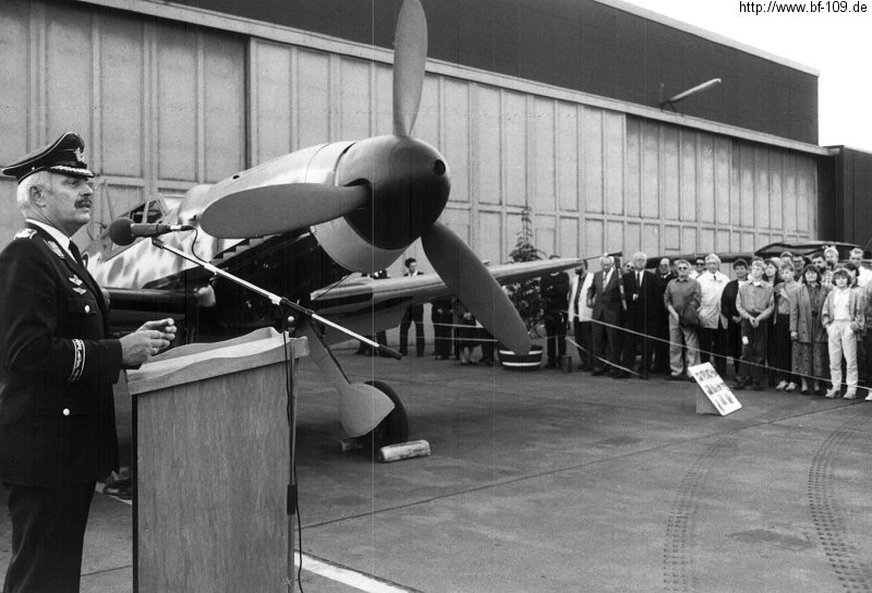 Bf 109 G-6, Deutschland, schwarze 12, W.Nr. 194, Wittmund (Deutschland), Öffentliche Vorstellung nach dem 18 Jahre dauernden Umbau aus der H.A. 1112 M…