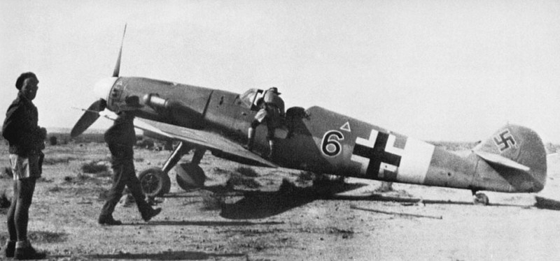 Bf 109 G-2 trop, Jagdgeschwader 77, III. Gruppe, 8. Staffel, Deutschland, schwarze 6, W.Nr. 10 639, Gambut (Libyen), Beutemaschine in Gambut, 1943.