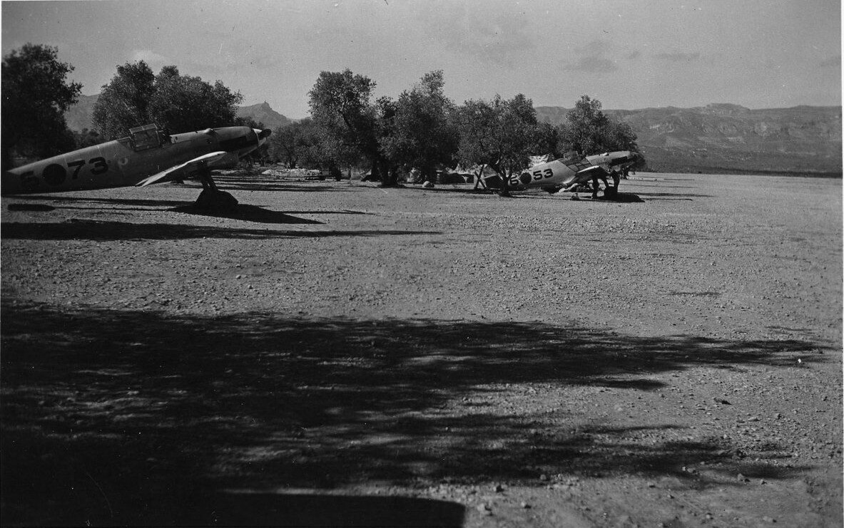 Bf 109 D-1, Legion Condor, Jagdgruppe 88, 2. Staffel, Spanien, 6-73, La Cenia (Spanien), Rechts steht die [plane]1257[/plane] "6-53".