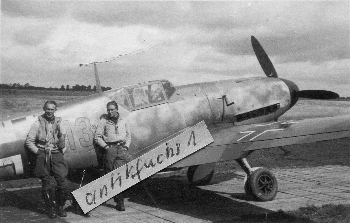 Bf 109 F, Jagdgeschwader 26, III. Gruppe, 9. Staffel, Deutschland, gelbe 13, Die Einheit ist eine Vermutung. Beachte die rot-weiss gestreifte Antenne des …