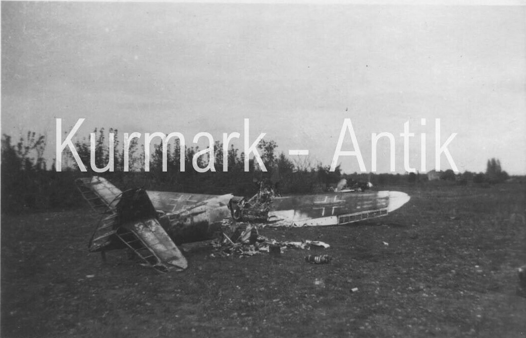 Bf 109 G, Deutschland, Eine ausgebrannte späte Gustav mit hohem Seitenleitwerk.
