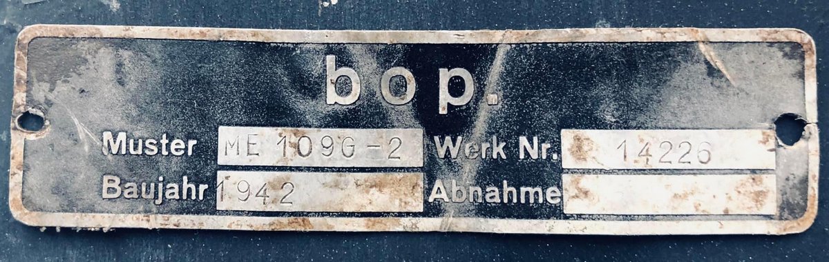 Bf 109 G-2, Obfw. Hans Osswald, Jagdgeschwader 52, I. Gruppe, 3. Staffel, Deutschland, schwarze 10, W.Nr. 14 226, Die Hauptwerknummernplakette.

"bop." ist der Hersteller-Code und er steht …