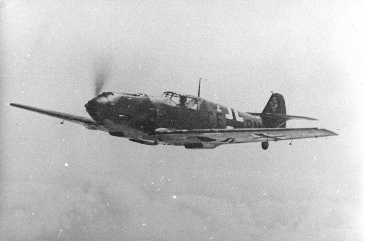Bf 109 E-3, Deutschland, Stammkennzeichen, W.Nr. 1 953, Das Foto wurde vermutlich Anfang 1940 aufgenommen.
Gleich hinter der Propell…