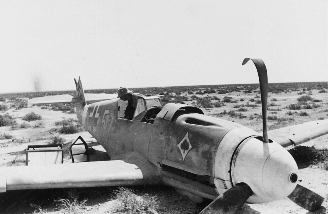 Bf 109 F-4/Trop, Jagdgeschwader 53, III. Gruppe, 9. Staffel, Deutschland, gelbe 5, Bauchlandung in Nordafrika. Die Maschine hatte noch ihr europäisches Tarnkleid.