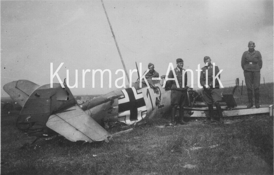 Bf 109 E-1, Jagdgeschwader 3, I. Gruppe, 2. Staffel, Deutschland, schwarze 12, Krefeld (Deutschland), Bruchlandung im Frühjahr 1940 in Krefeld.

Siehe auch:
[thumb]4291[/thumb]