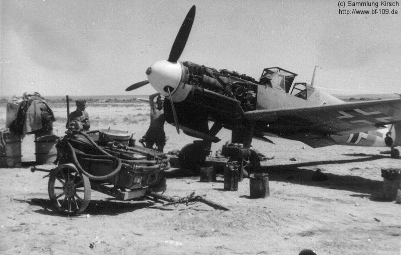 Bf 109 F, Jagdgeschwader 27, II. Gruppe, 5. Staffel, Deutschland, Beachte die Zusatzpanzerscheibe und den sichtbaren Gruppenbalken.