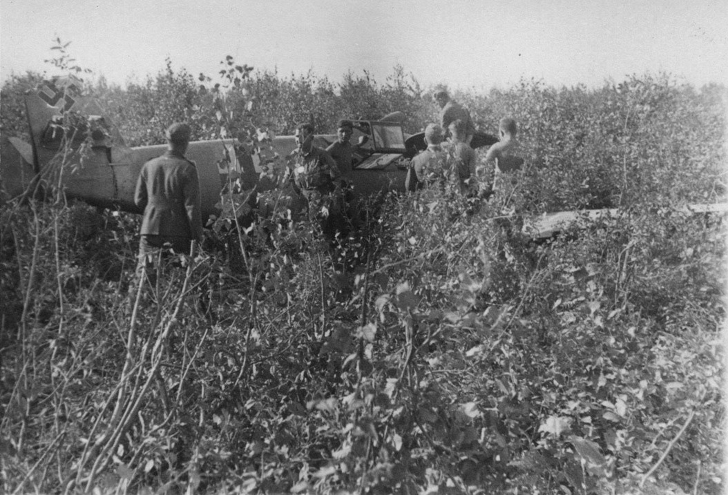 Bf 109 F-2, Lt. Jürgen Harder, Jagdgeschwader 53, III. Gruppe, Stab, Deutschland, Winkel Kreis, W.Nr. 9 212, Bauchlandung am 25.09.1941 nach Flaktreffern und anschliessender Verorientier…