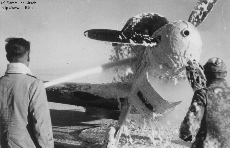 Bf 109 G-2 trop, Jagdgeschwader 27, II. Gruppe, 5. Staffel, Deutschland, W.Nr. 7 359, Die Werknummer ist eine Vermutung. Diese Löschaktion könnte am 27.12.1941 sta…