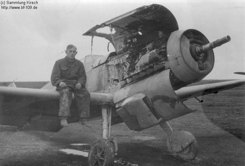 Bf 109 F-4/Trop, Obfhr. Franz Woidich, Jagdgeschwader 27, II. Gruppe, 4. Staffel, Deutschland, W.Nr. 8 427, Derna (Libyen), Diese Maschine wurde bei einem Motorbrand beim Anlassen in Derna am 12.12.194…