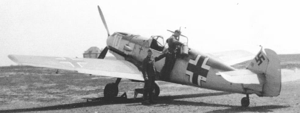 Bf 109 E, Jagdgeschwader 1, I. Gruppe, 1. Staffel, Deutschland, weisse 10, Sollte die Aufnahme nach dem 5.7.1940 entstanden sein, so lautete die Bezeich…