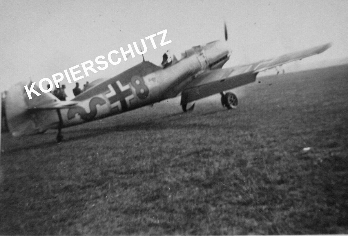 Bf 109 E, Jagdgeschwader 52, III. Gruppe, 9. Staffel, Deutschland, gelbe 8, Möglicherweise handelt es sich um die [plane]254[/plane].
