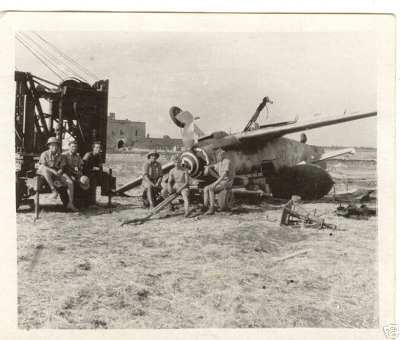 Bf 109 G-6, Deutschland, schwarze 9, Bergung einer Maschine im Mittelmeer-Raum. Vermutlich JG 27, JG 53 oder JG 77.