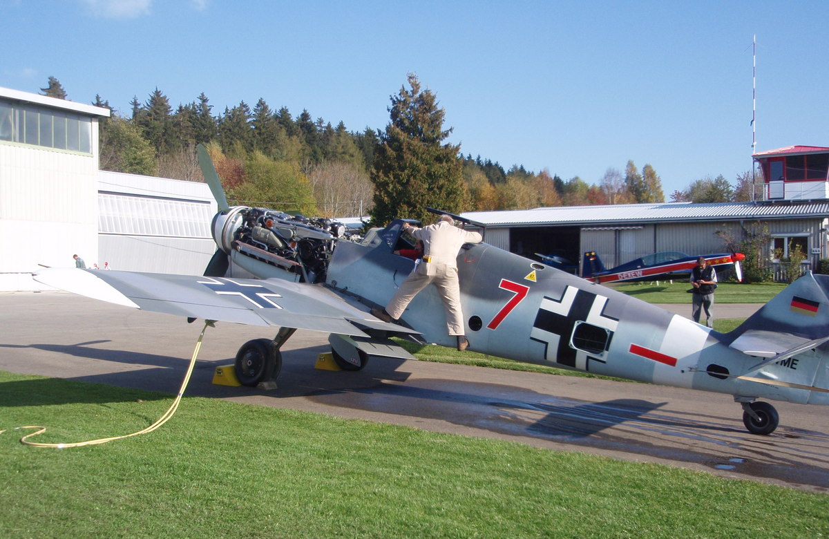 Bf 109 G-4, Deutschland, rote 7, W.Nr. 139, Albstadt-Degerfeld (Deutschland), Dieses Foto wurde am 16.10.2007 in Albstadt aufgenommen und zeigt den Fortsch…