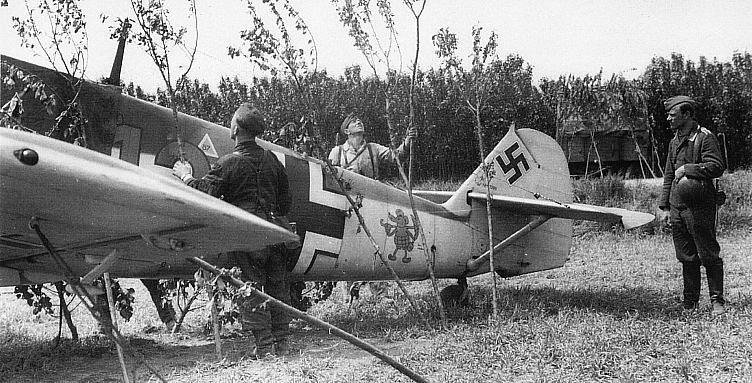 Bf 109 E-3, Lt. Hasso von Perthes, Lehrgeschwader 2, I. (J) Gruppe, 3. Staffel, Deutschland, braune 13, W.Nr. 1 399, Die Aufnahme entstand am 29.05.1940 in Mont St.Ecouvez, nachdem der Pilot der…