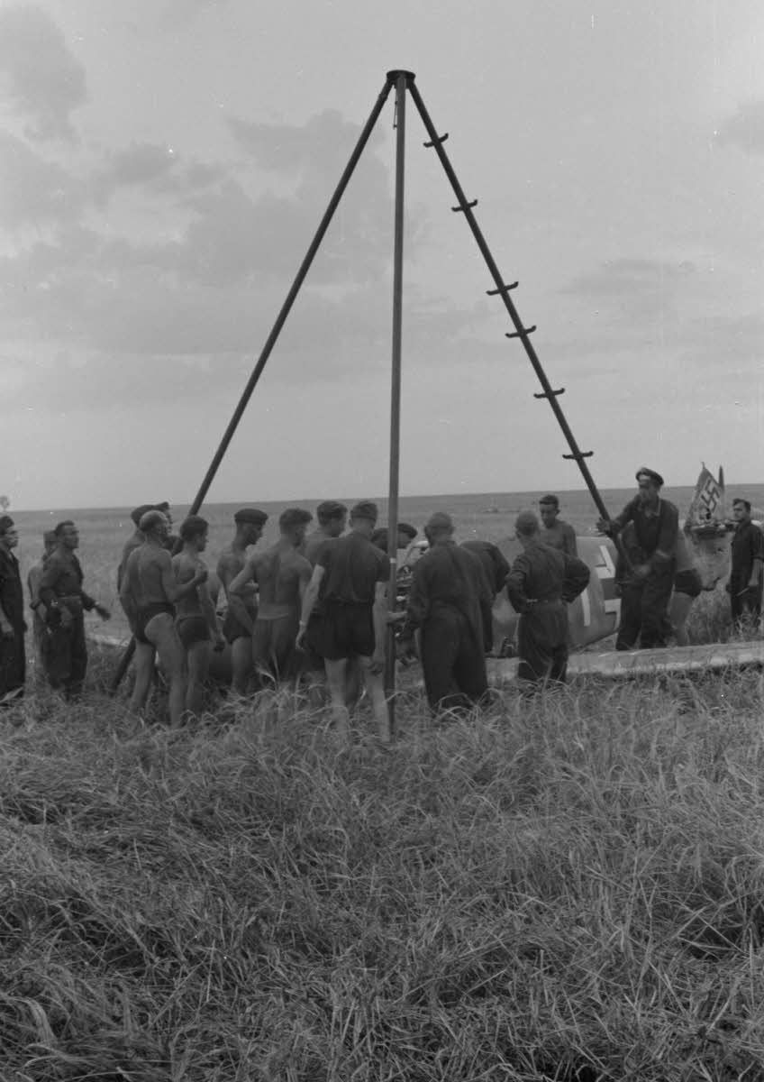 Bf 109 F-4, Jagdgeschwader 3, II. Gruppe, 4. Staffel, Deutschland, weisse 7, W.Nr. 8 389, Belaja-Zerkow (Sowjetunion), Die Maschine hat Treffer von der Flak am Leitwerk erhalten und musste auf dem…