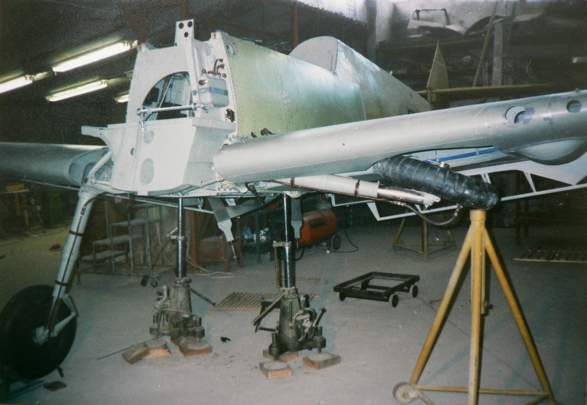Bf 109 E-4, Deutschland, keine, W.Nr. 1 407, Die Maschine 1999 bei der Restauration in Ungarn.
