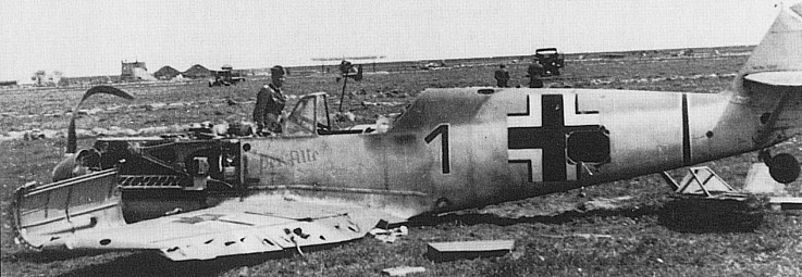 Bf 109 E-3, Hptm. Dietrich Robitzsch, Trägergruppe 186, II. (J) Gruppe, 5. Staffel, Deutschland, schwarze 1, W.Nr. 1 257, De Kooy (Niederlande), Die Maschine wurde am 10.05.1940 von Unterleutnant H.J. van Overvest mit eine…