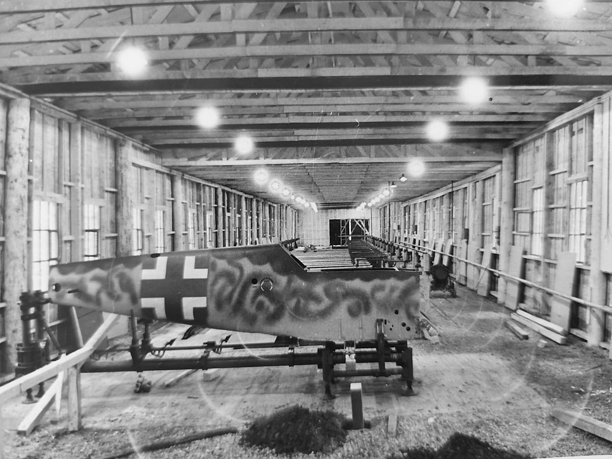 Bf 109 G, Deutschland, keine, Waldwerk Gauting (Deutschland), Die Aufnahme soll das Messerschmitt Waldwerk "Gauting" zeigen, welches im Wal…