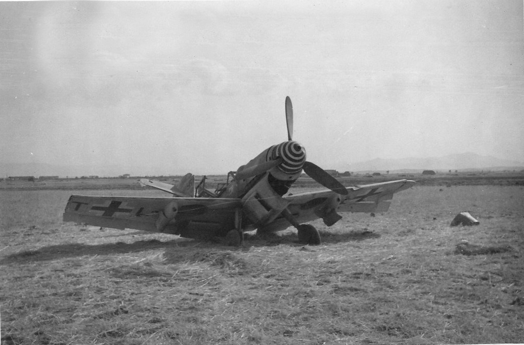 Bf 109 G-6/R6, Jagdgeschwader 77, II. Gruppe, Deutschland, Catania (Sizilien), Beutewrack der Alliierten nach der Einnahme von Sizilien. Die Ortsangabe Cata…