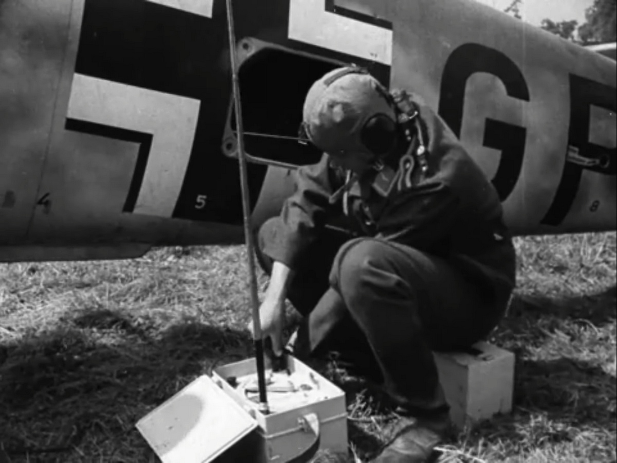 Bf 109 E-5, Deutschland, Der Funkwart beim Einstellen des Funkgerätes. Beachte die im Rumpf eingebaute…