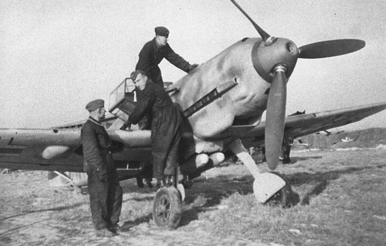 Bf 109 E-4/B, Jagdgeschwader 54, II. Gruppe, Deutschland, Beachte die ausgebauten Flächenwaffen. Die Maschine ist mit 50 kg Bomben bela…