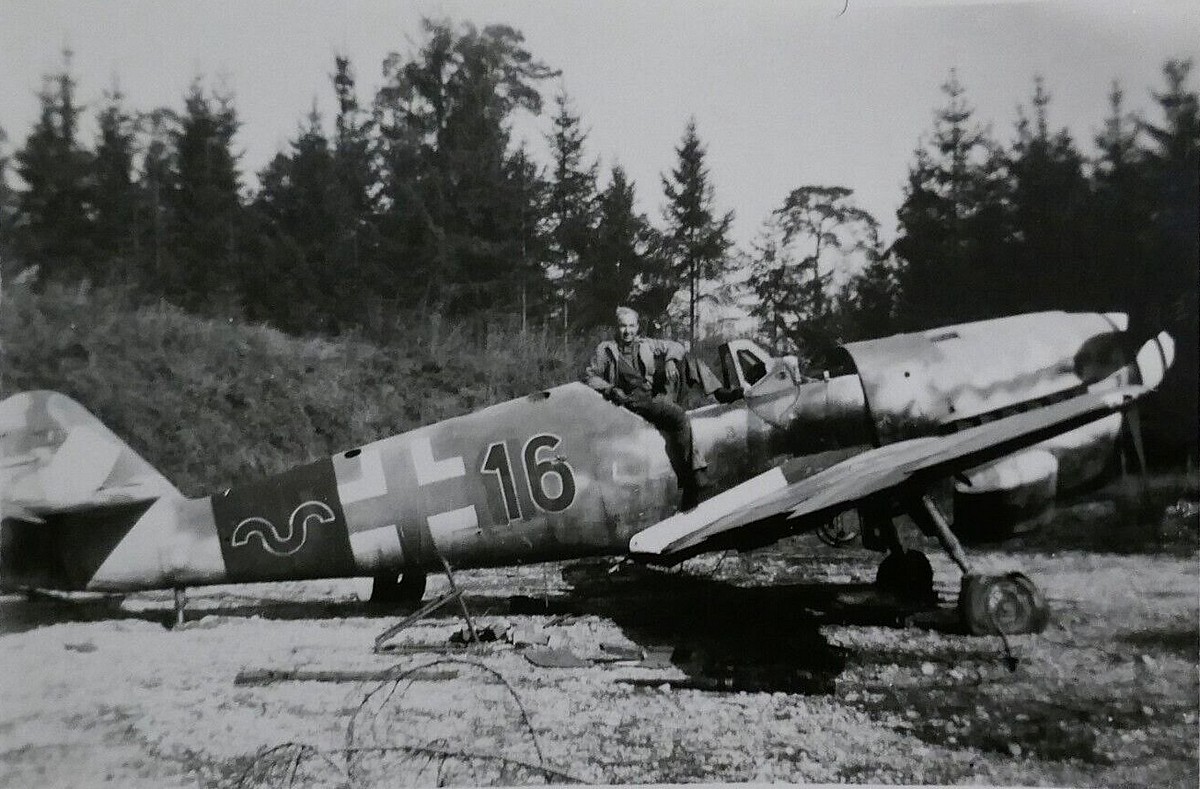 Bf 109 K-4, Jagdgeschwader 53, IV. Gruppe, 14. Staffel, Deutschland, schwarze 16, Schleißheim (Deutschland), Das Hakenkreuz wurde auf dem Scan weg retuschiert.